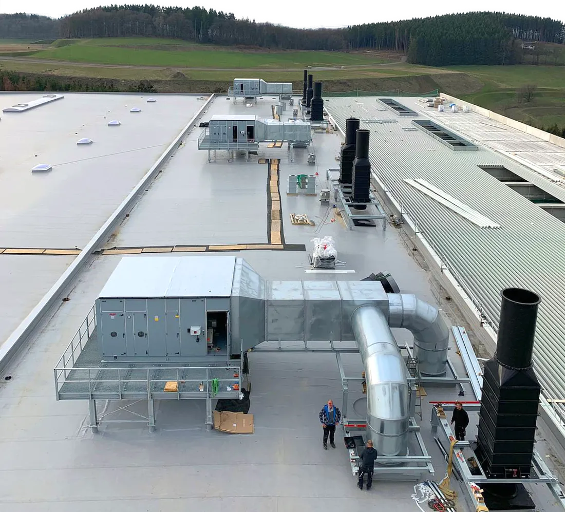 Installation einer Raumlufttechnische Anlage auf einem Hallendach