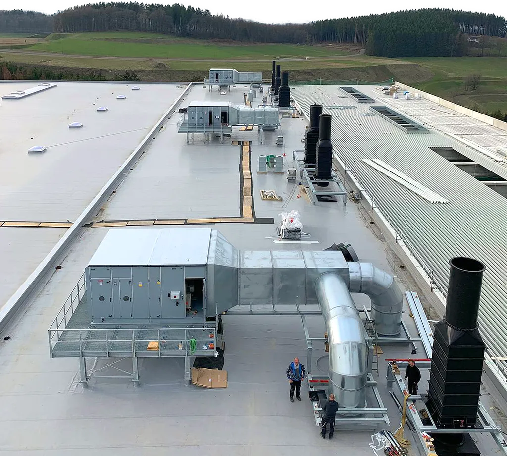 Installation Raumlufttechnische Anlage auf dem Hallendach